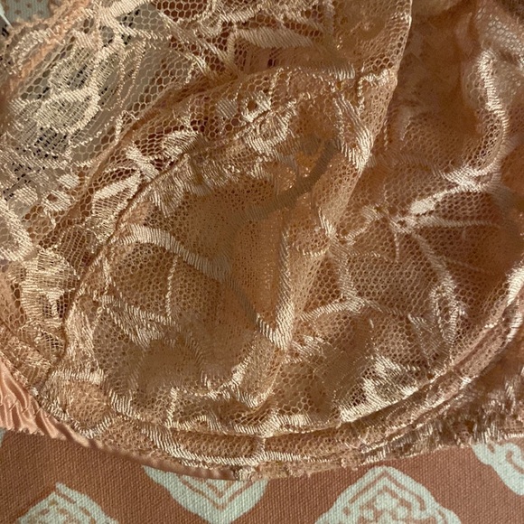 Chantelle pink peachy lace underwire bra size 32 D like new - Picture 3 of 9